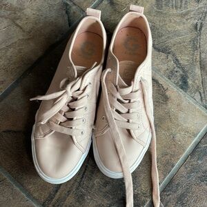 Guess tennis shoes